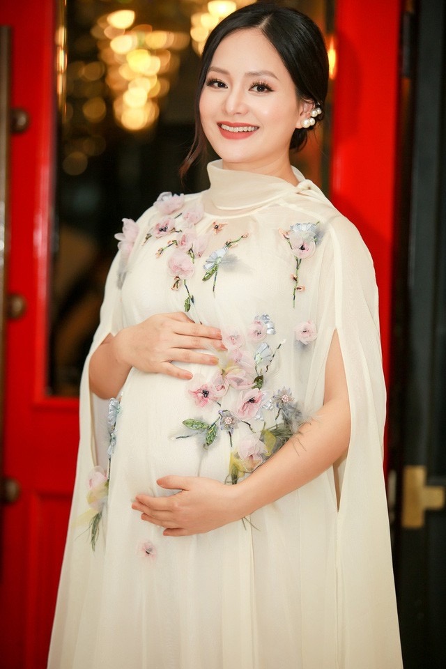 Diễn viên Lan Phương cho biết bị ốm nghén nặng, cơ thể luôn mệt mỏi khi mang thai lần 2