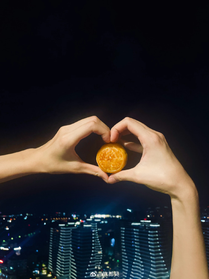 Trần Đô Linh đăng hình ảnh 2 bàn tay ghép thành hình trái tim lên trang cá nhân vào Tết Trung thu