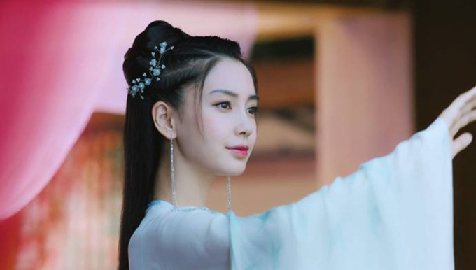 Tại sao netizen ủng hộ phong sát Angelababy vì đi xem Lisa diễn thoát y?