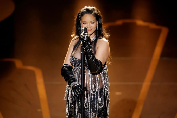 Rihanna nổi tiếng với những màn thông báo có thai gây sóng gió dư luận, khiến dân tình thích thú