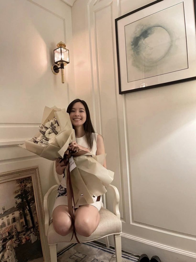 Hoa hậu chuyển giới Nong Poy để mặt mộc đón sinh nhật tuổi 37, được ông xã doanh nhân tỏ tình một câu ngọt lịm 