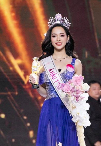Á hậu Trịnh Thuỳ Linh hoạt động showbiz kết hợp với học tập sau khi có cương vị mới 