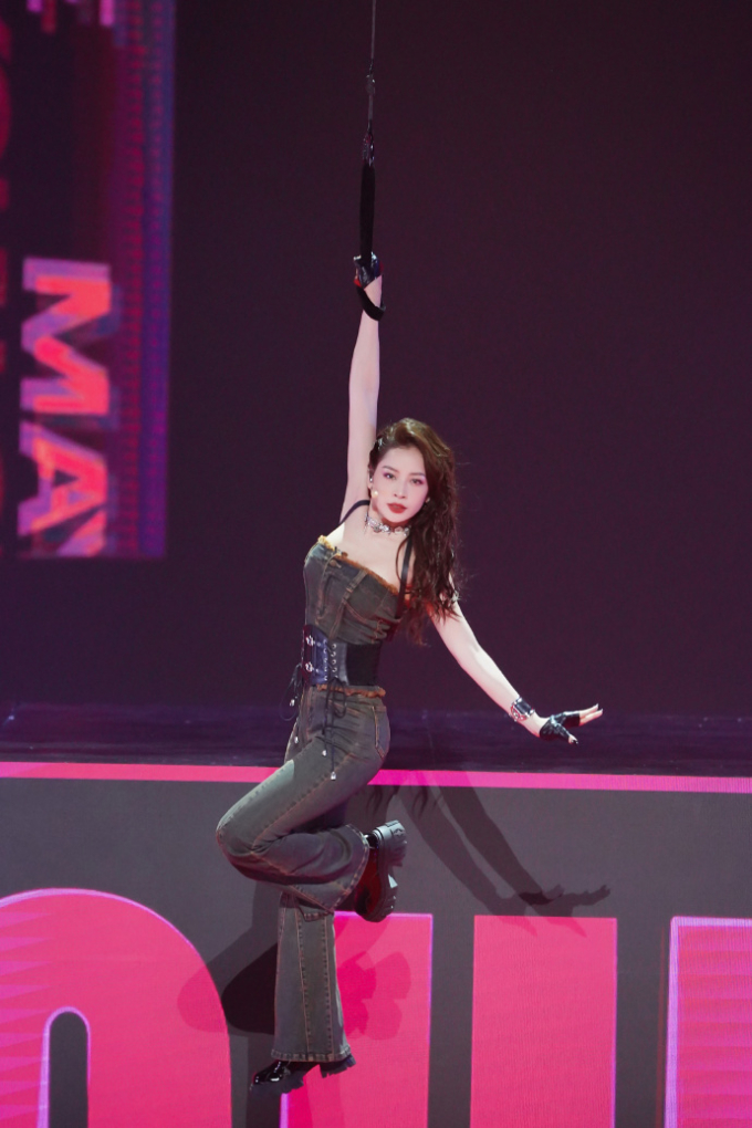 Ở vòng công diễn 2, Chi Pu tiếp tục mạo hiểm với màn đu dây trong ca khúc Shut Up And Dance.
