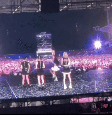   Lisa nhảy vũ đạo của Jennie trong concert BORN PINK trên sân vận động Mỹ Đình   