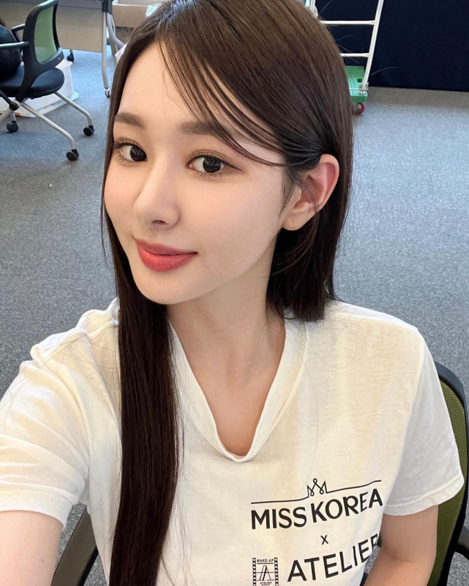 Ảnh selfie cận mặt giúp tân Hoa hậu Hàn Quốc khoe được trọn vẹn những nét đẹp như đôi mắt to long lanh, sống mũi cao và đôi môi mọng quyến rũ