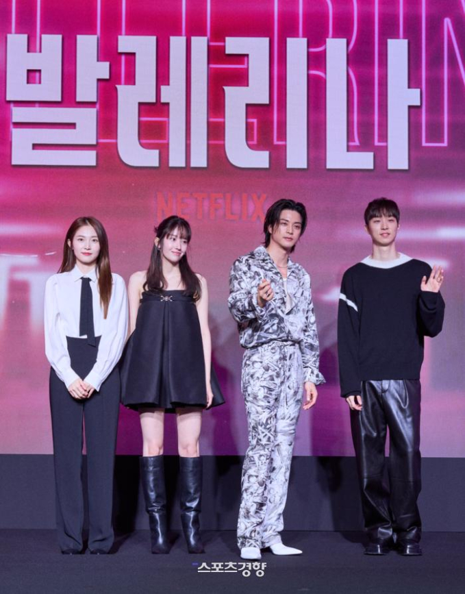 Jeon Jong Seo (mặc váy) cùng hai bạn diễn và đạo diễn Lee Chung Hyun (bên phải) tại họp báo ra mắt Điệu ba lê tử thần