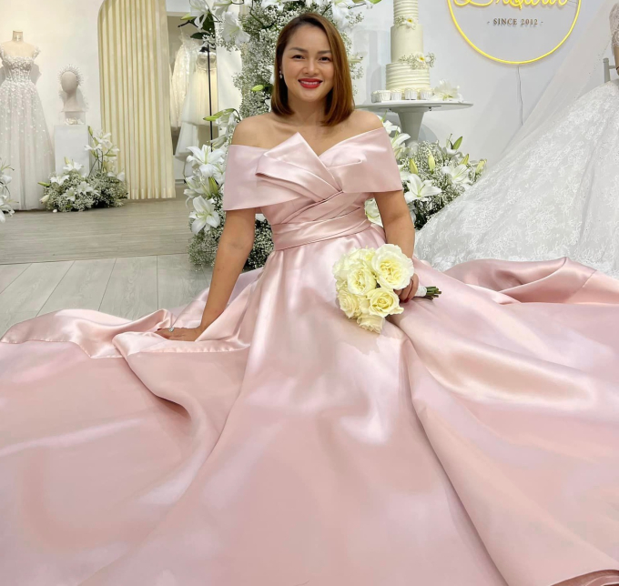 Diễm Châu rạng rỡ thử váy cưới khiến nhiều người nghi vấn mẹ đơn thân đã được 
