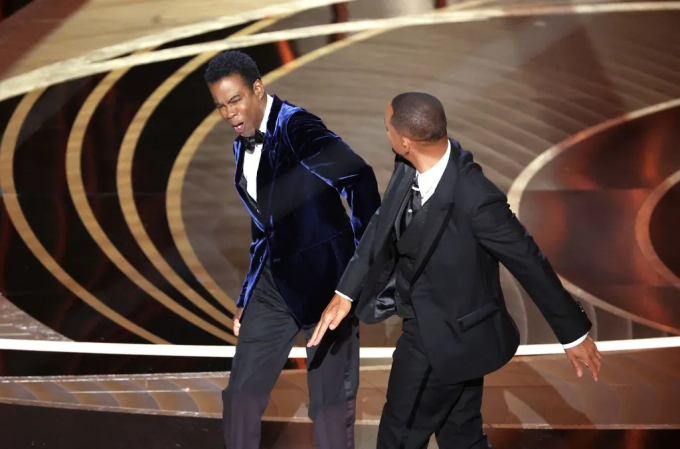 Cú tát gây chấn động của Will Smith tại lễ trao giải Oscar 2022.