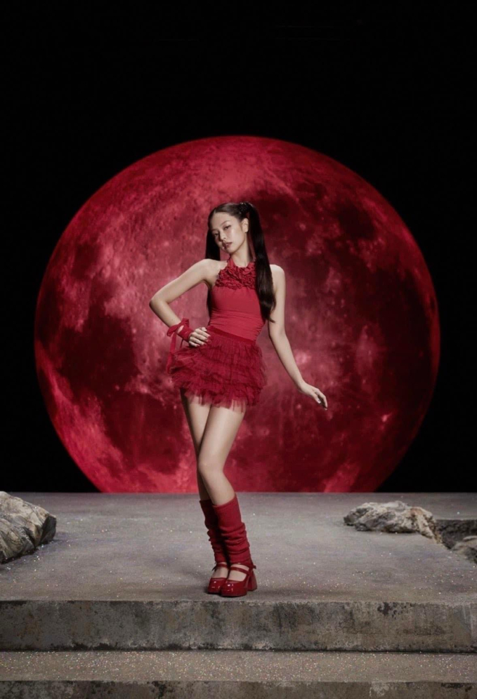 Hoá thân thuỷ thủ mặt trăng của Jennie trong video You & Me lần nữa đưa cơn sốt balletcore trở lại.