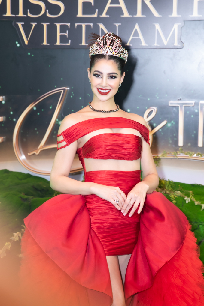 Miss Earth Fire 2022 - Andrea Aguilera Arroyave mặc chiếc đầm đỏ nổi bần bật giữa sự kiện