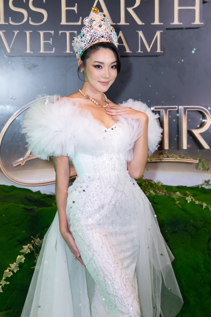 Mina Sue Choi diện váy trắng thanh lịch, cô là đại sứ của cuộc thi Miss Earth Vietnam