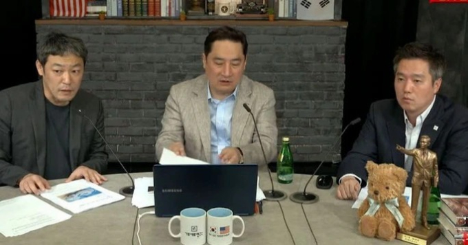 Luật sư Huh Wang và Kim Yong Ho cùng điều hành kênh YouTube chuyên 