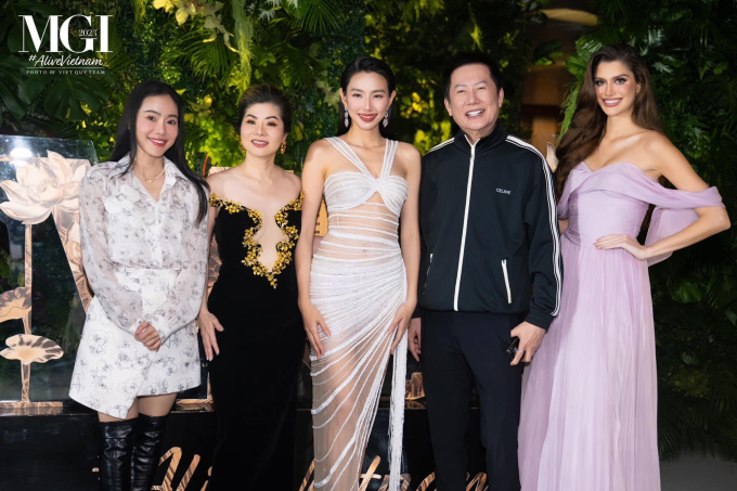 Trong những bức hình được đăng tải, Hoa hậu Nguyễn Thúc Thùy Tiên vẫn cười tươi tạo dáng chụp ảnh cùng ông Nawat, bà Teresa tại sự kiện thuộc cuộc thi Hoa hậu Hòa bình tối 14/10