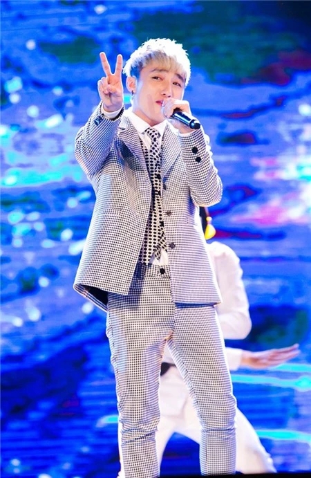 Sơn Tùng trình diễn tại Vietnam Idol 2013 với Em Của Ngày Hôm Qua, bản hit làm nên tên tuổi của anh.