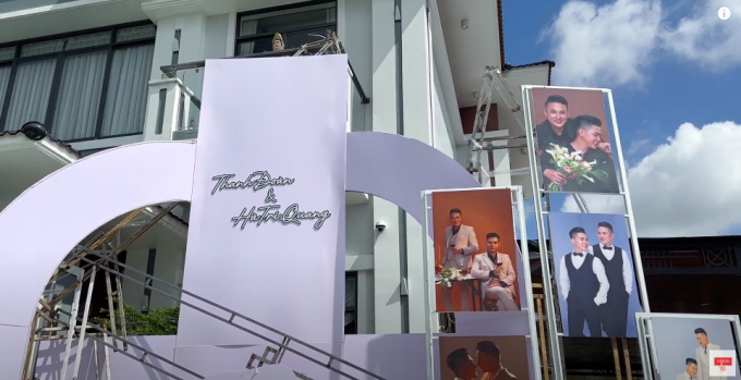 Những ảnh cưới của Thanh Đoàn - Hà Trí Quang được bày trí khắp biệt thự 3000m2  