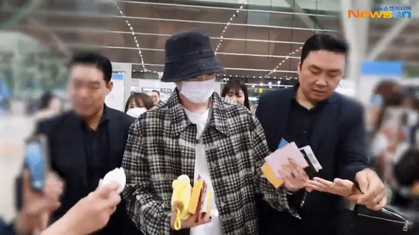 Người hâm mộ chào đón nhiệt tình Lee Jong Suk tại sân bay, còn tặng nam tài tử điển trai nhiều món quà ý nghĩa