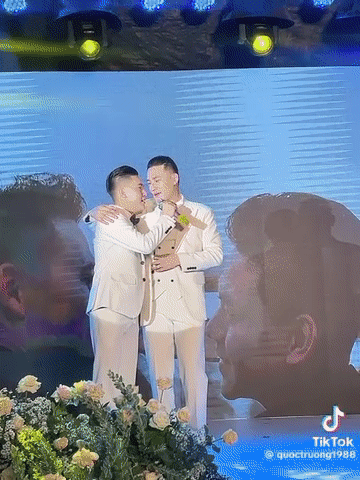 Hà Trí Quang và Thanh Đoàn mặc trang phục cùng tông màu xuất hiện trong bữa tiệc cưới. Cả hai còn song ca trên sân khấu và có hàng loạt cử chỉ ngọt ngào với nhau