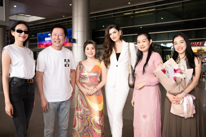 Thùy Tiên và bà Phạm Kim Dung đích thân ra sân bay đón BTC Miss Grand International