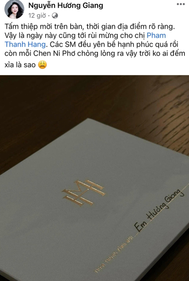 Hương Giang khoe thiệp cưới Thanh Hằng.