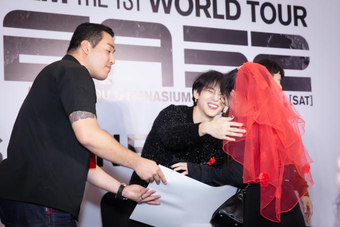 BamBam và các fan đã có giây phút gặp nhau cực ấm áp