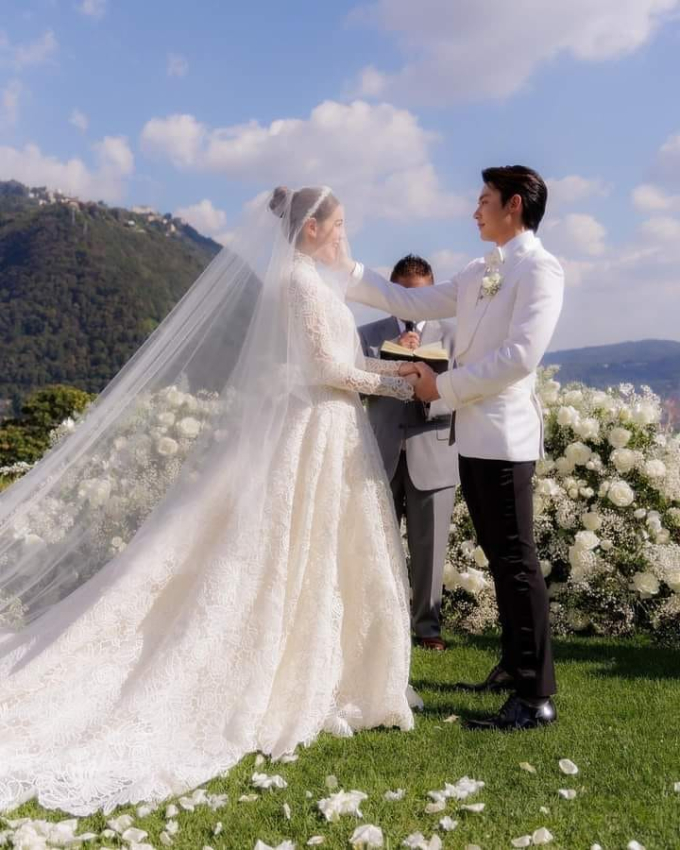 Hé lộ thiệp cưới trong hôn lễ của Mark Prin - Kimmy Kimberley ở Thái Lan, số lượng khách mời gây sốc