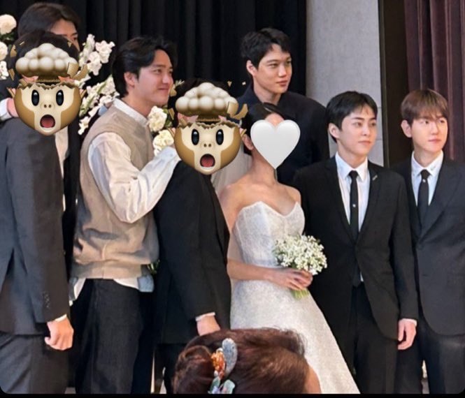 Các thành viên EXO lên đồ lịch lãm đến dự đám cưới của người đồng đội thân thiết. Đây là lần đầu tiên Kai lộ diện sau khi nhập ngũ vào tháng 5 vừa qua. Trang phục khác biệt của D.O. khiến fan đùa rằng cả nhóm diện nhau mặc vest nhưng quên rủ anh chàng