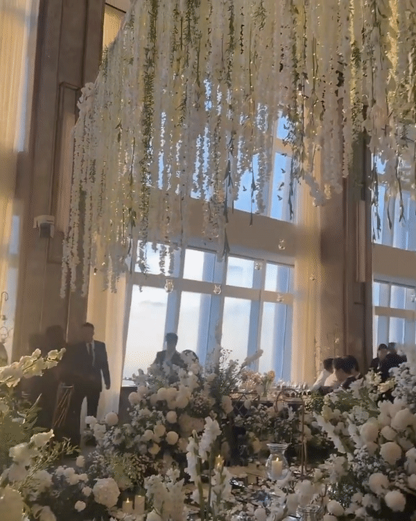 Lễ đường đám cưới Chen được trang trí bằng hoa trắng lộng lẫy