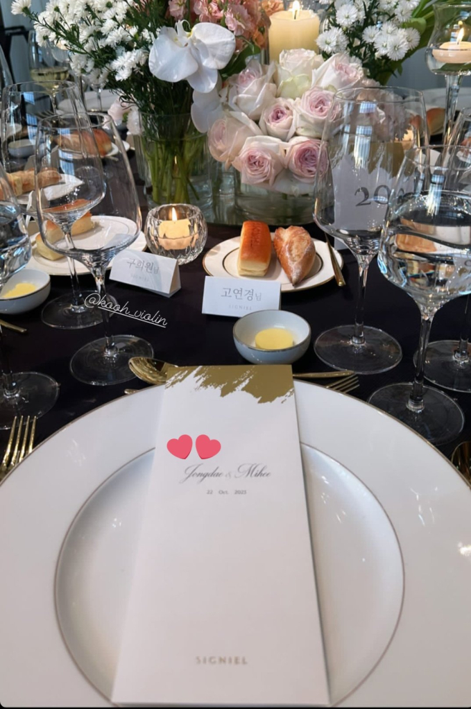 Khách mời chụp lại thiệp cưới và bàn tiệc trong đám cưới. Đám cưới của Chen được diễn ra riêng tư, chỉ có gia đình, bạn bè thân thiết và các thành viên EXO tham dự