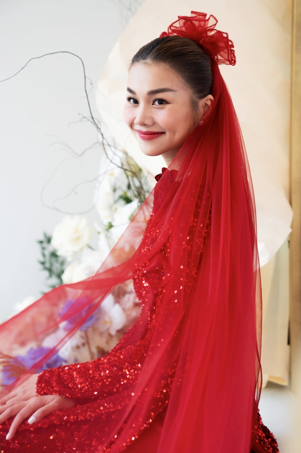 Hình ảnh Thanh Hằng diện áo dài đỏ thắm trong buổi lễ gia tiên