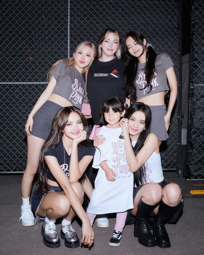Hình ảnh chụp chung lần đầu tiên sau gần 10 năm giữa Bekuh Boom, BLACKPINK và con gái của cô trong concert BORN PINK vào tháng 9 