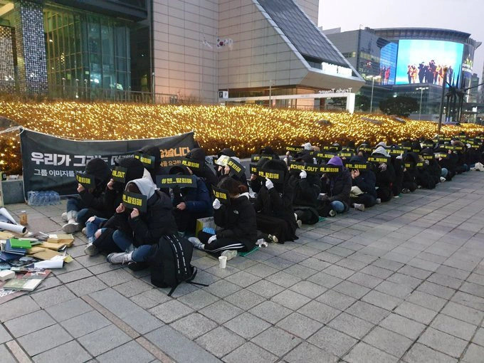 Người hâm mộ từng tập trung bên ngoài tòa nhà SM để yêu cầu Chen rời nhóm sau khi nam idol tuyên bố kết hôn, lên chức bố
