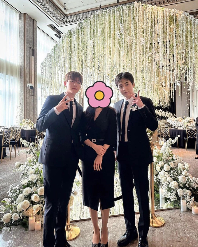 Trong đám cưới Chen, các thành viên EXO đã tề tựu để chúc phúc người anh em cùng nhóm