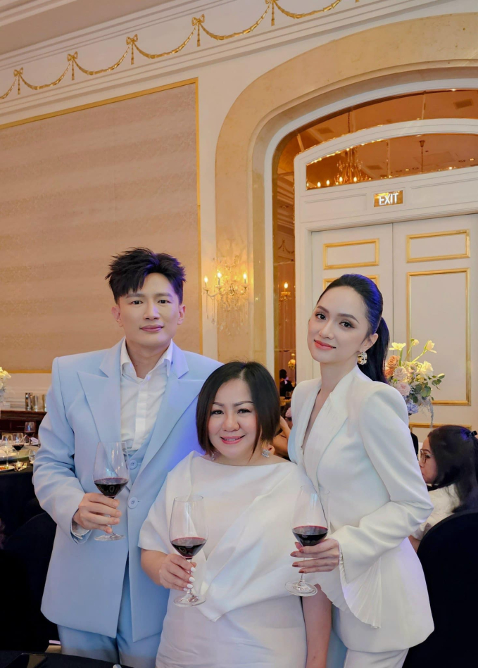 Hương Giang và Dược sĩ Tiến chụp ảnh chung với bà Trang Lê trong tiệc cưới của Thanh Hằng