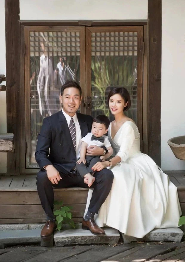 Nữ diễn viên nổi tiếng và đại gia ngành thép Lee Young Don kết hôn hồi năm 2016, từng trải qua 1 lần tan vỡ trước khi chính thức quay lại với nhau cách đây 2 năm