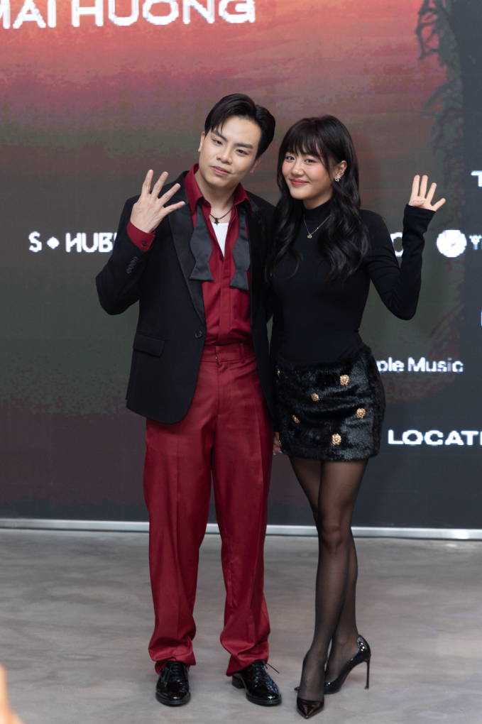 Văn Mai Hương rạng ngời bên Hứa Kim Tuyền tại buổi ra mắt album.