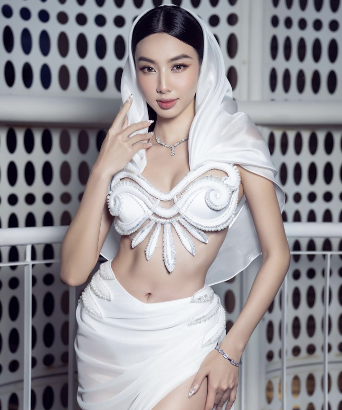 Diện váy ôm sát khoe đường cong, Hoa hậu Thuỳ Tiên để lộ 1 khuyết điểm chí mạng