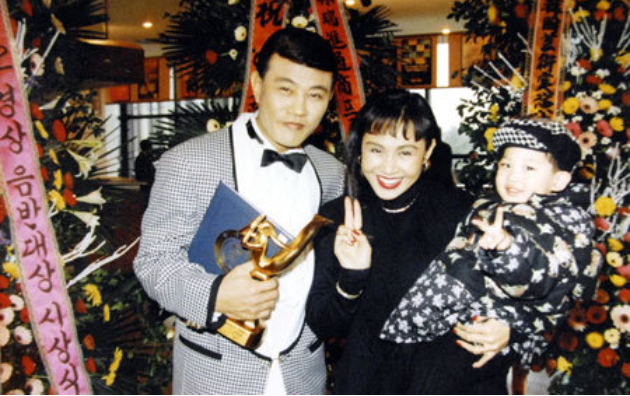 Seol Woon Do - Lee Soo Jin kết hôn hồi năm 1990. Chuyện tình của 2 nghệ sĩ từng gây xôn xao Kbiz hồi thập niên 80-90 vì họ là cặp đôi ca sĩ - minh tinh hiếm hoi công khai mối quan hệ lúc bấy giờ