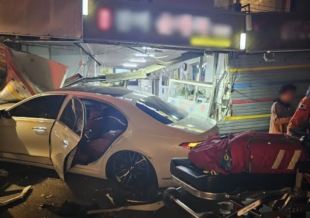 Truyền thông Hàn vừa đăng tải hình ảnh tại hiện trường của vụ tai nạn làm 10 người bị thương
