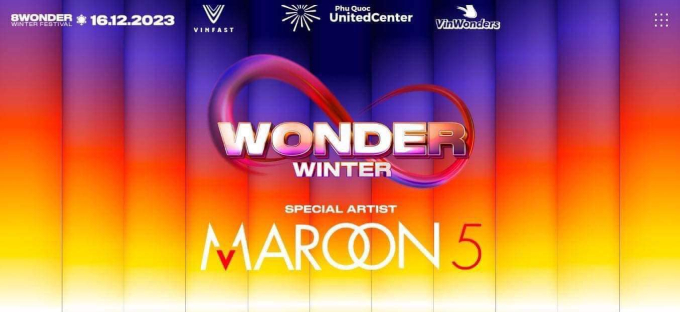 Khán giả chuyền tay nhau poster thông báo về việc Maroon 5 về Việt Nam trình diễn vào tối 16/12.
