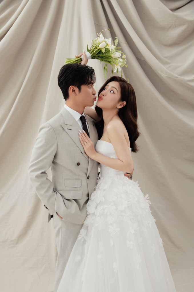 Tương tác tình tứ và đáng yêu của cô dâu chú rể khiến netizen không khỏi vui lây