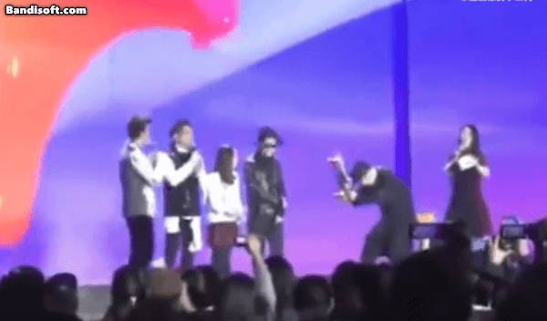 Đỗ Hải Đào quỳ gối trước G-Dragon vào năm 2013