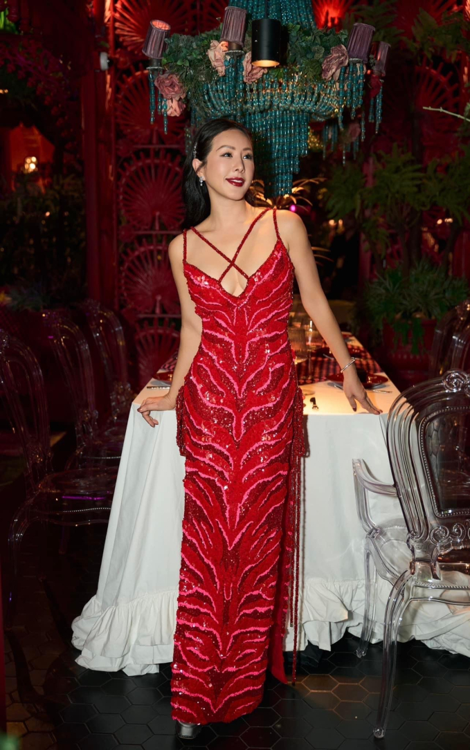 Hoa hậu Thu Hoài vui vẻ xuất hiện trong bữa tiệc sinh nhật mừng tuổi mới. Netizen xôn xao việc MC Trấn Thành vắng bóng trong ngày vui của người bạn thân thiết