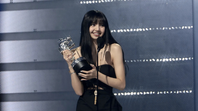 Lisa là nghệ sĩ Kpop đầu tiên đạt 8 Kỷ lục Guinness Thế giới 