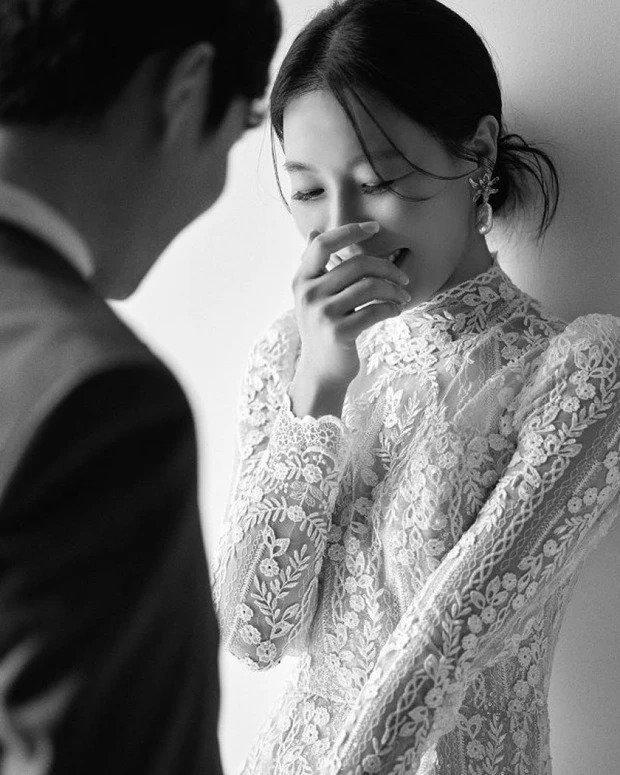 Trước đó, bộ ảnh cưới của Cha Chung Hwa và chồng doanh nhân kém tuổi đã trở thành chủ đề nóng trên mạng xã hội Hàn Quốc. Cặp đôi quen biết nhau từ rất lâu trước khi chính thức xác nhận mối quan hệ tình cảm. Theo thời gian, tình cảm giữa 2 người ngày càng bền chặt và họ quyết định đi đến hôn nhân sau khi đã suy nghĩ kỹ càng