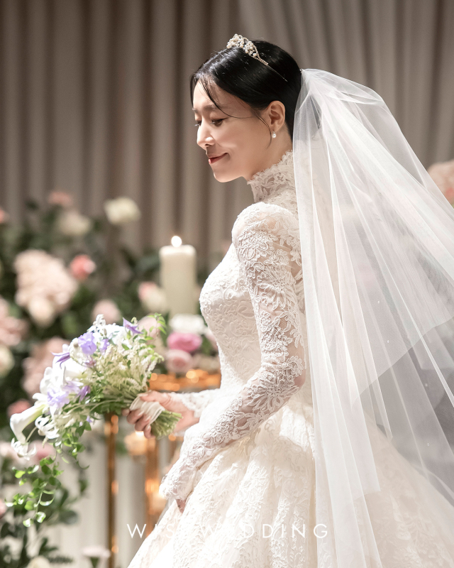Cha Chung Hwa tô điểm thêm cho diện mạo bằng đôi bông tai tinh tế. Trong bộ váy cưới ren, nữ diễn viên 8X khoe trọn nhan sắc dịu dàng