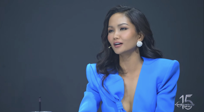 H'Hen Niê nhận nhiều ý kiến trái chiều sau khi đặt câu hỏi được cho là kém duyên ở Hoa hậu Hoàn vũ Việt Nam
