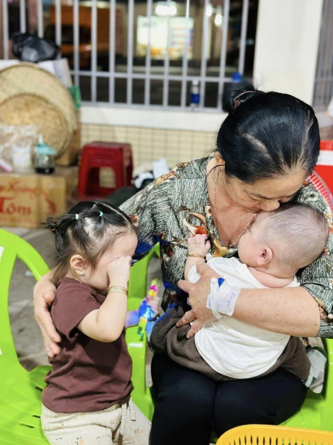 Mẹ vợ Lê Dương Bảo Lâm dù bệnh nhưng vẫn dành thời gian chăm sóc và ở bên con cháu 