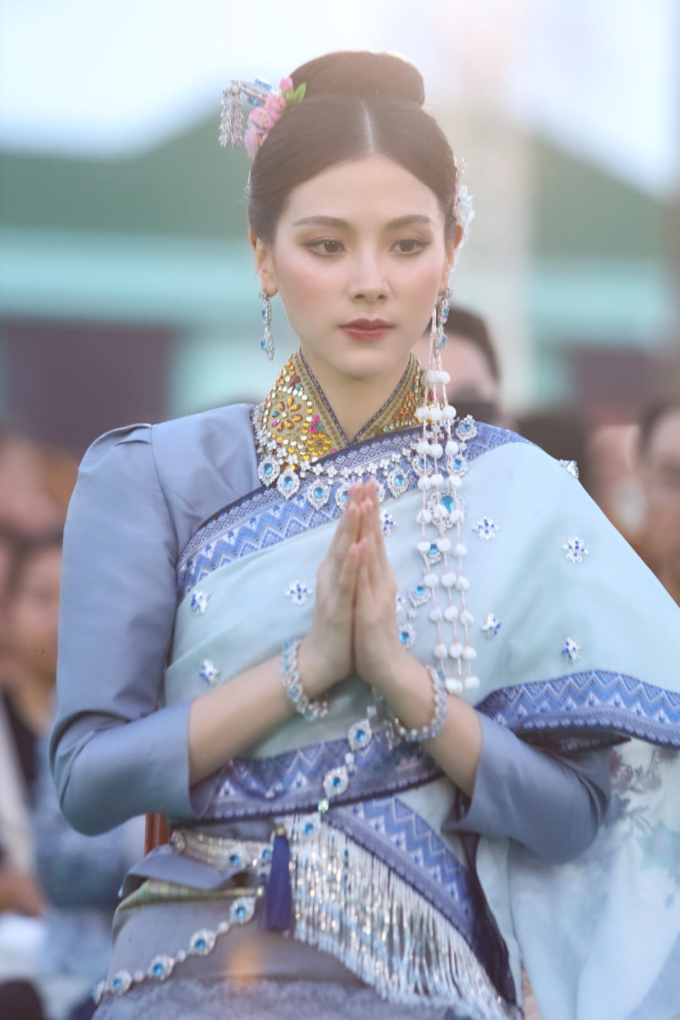   Baifern Pimchanok tỏa sáng trong trang phục truyền thống khi tham gia một lễ hội mới đây  