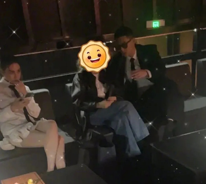   Cặp đôi còn không ngồi cạnh nhau trong sự kiện  