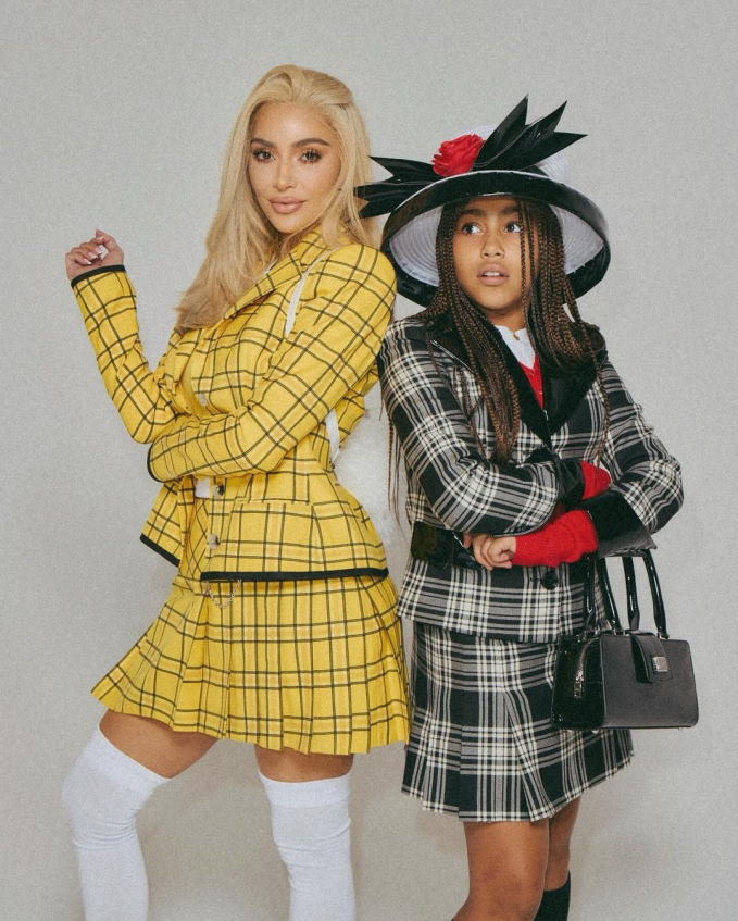 Kim Kardashion cùng con gái lớn North West diện trang phục kẻ dễ thương giống như trong bộ phim Clueless